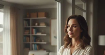 امرأة تقف بين أفراد عائلتها والمجتمع في مشهد يرمز إلى الضغط الاجتماعي