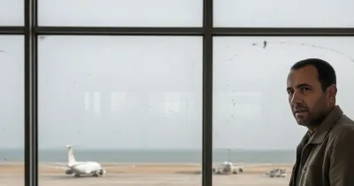 مسافر مدني متأثر بتعليق الرحلات في مطار عدن