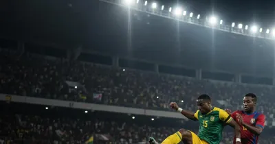 لاعبو أوغندا ونيجيريا في مباراة قوية