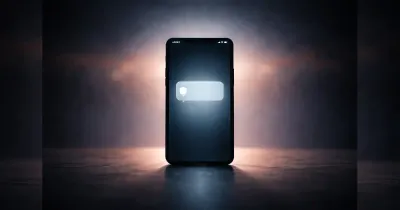 هاتف ذكي بإضاءة هادئة يرمز إلى إشعارات مزيفة والوعي الرقمي