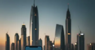 شخص في الخليج يستخدم هاتفًا ذكيًا مع رموز الأمان والخصوصية الرقمية