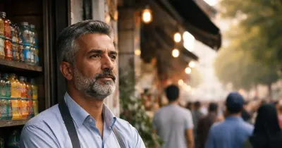 تاجر إيراني ينظر إلى تجمع عام في طهران