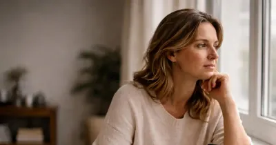 متعلم يعمل على حاسوب محمول في بيئة تعليم رقمية