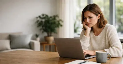 باحث عن عمل يطوّر مهاراته عبر الإنترنت