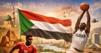 رياضيون سودانيون يتدربون في ملعب مفتوح مع ألوان العلم السوداني