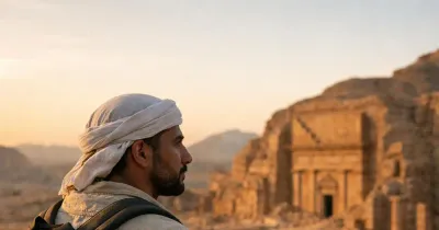 مسافر عربي يتأمل موقعاً من مواقع التراث العالمي عند شروق الشمس