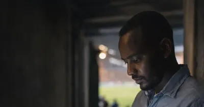 صحفي رياضي سوداني يتابع أخبار انتقالات الهلال والمريخ