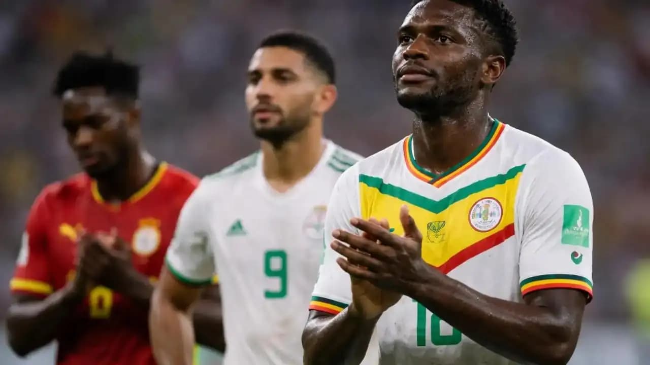 لاعبو منتخبات أفريقية بعد مباراة في التصفيات