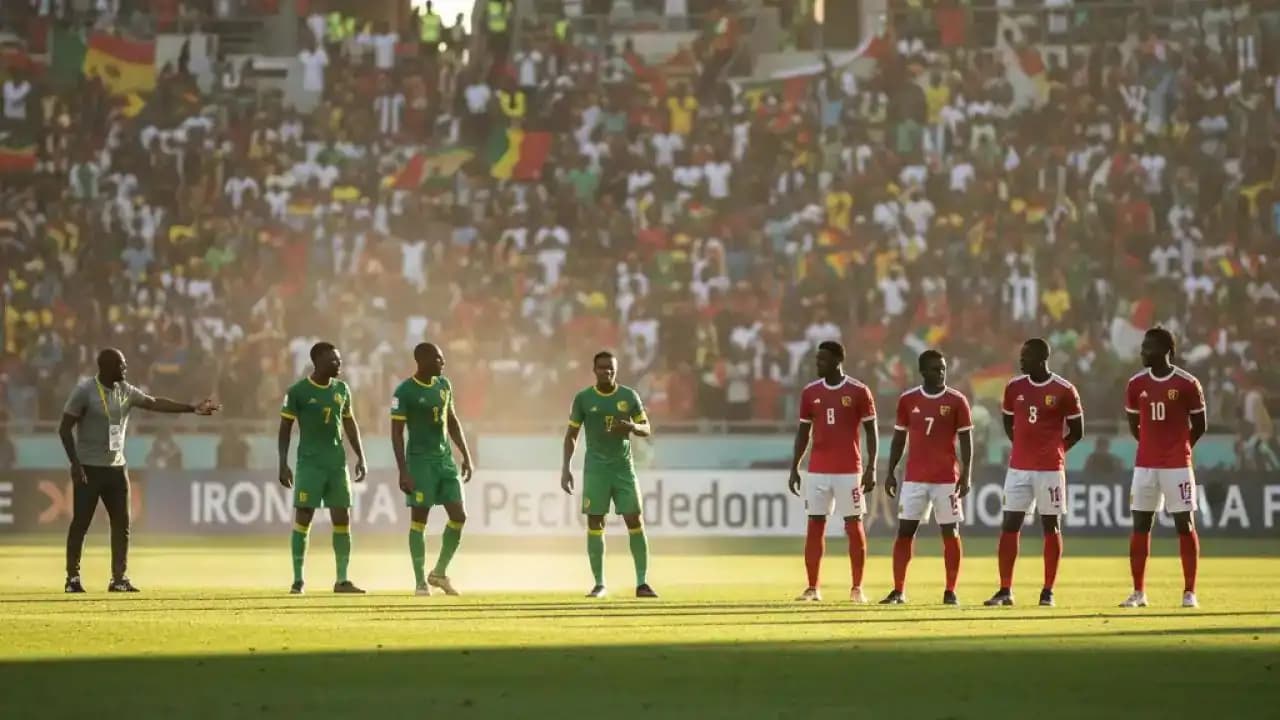 مباراة كرة قدم أفريقية دولية تُظهر التمركز التكتيكي وتعليمات المدربين