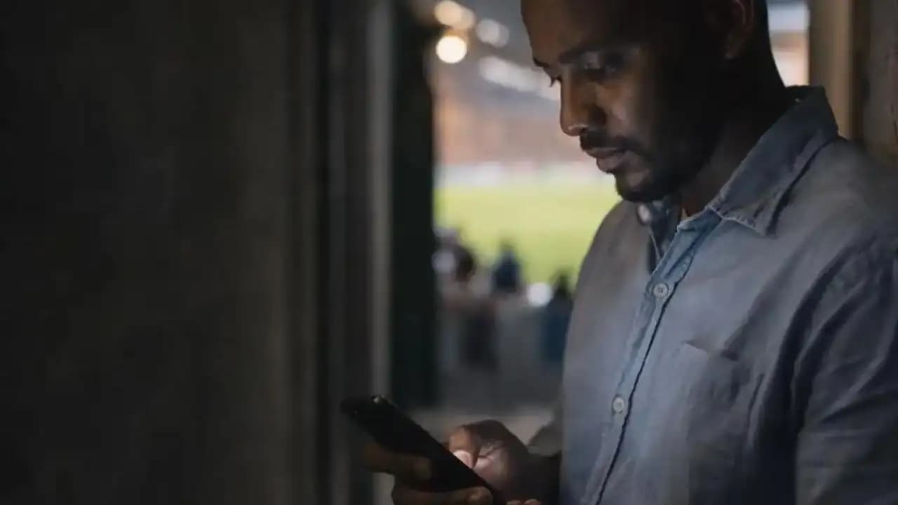 صحفي رياضي سوداني يتابع أخبار انتقالات الهلال والمريخ